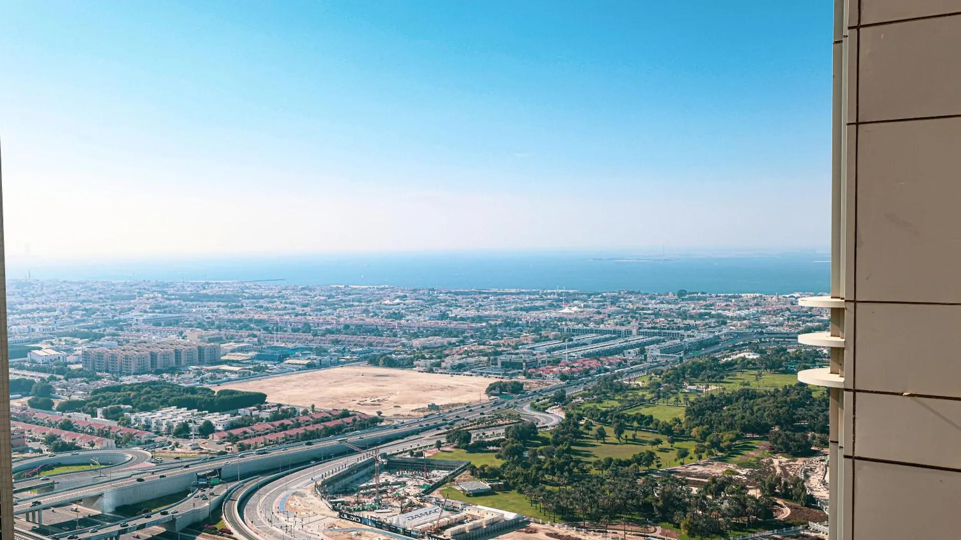 Visionary Vista: 2Br Al Habtoor City Dubai Daire