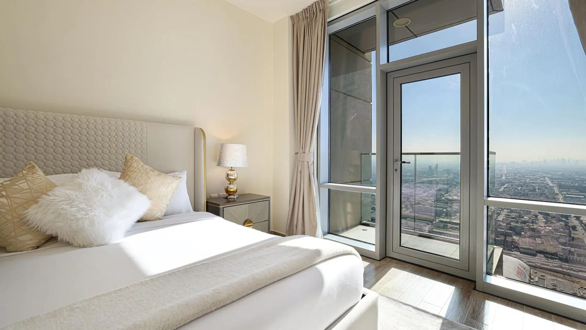 Visionary Vista: 2Br Al Habtoor City Dubai Daire