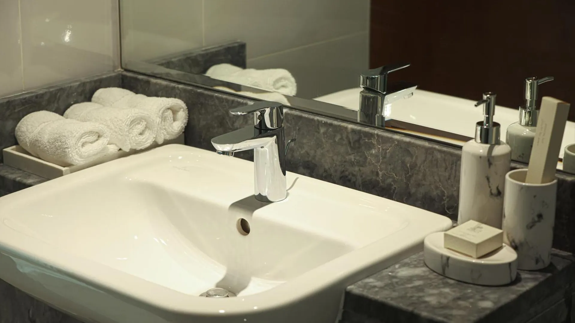 Apartment Visionary Vista: 2Br Al Habtoor City Dubai